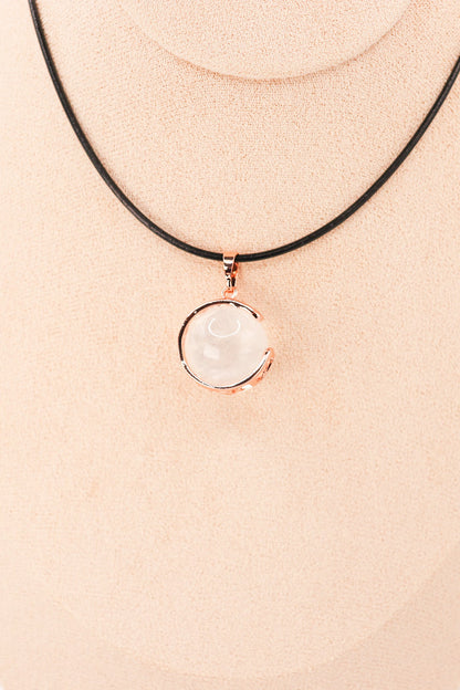 Pendentif Sphère de Cristal de Roche & Lune – Élégance Spirituelle