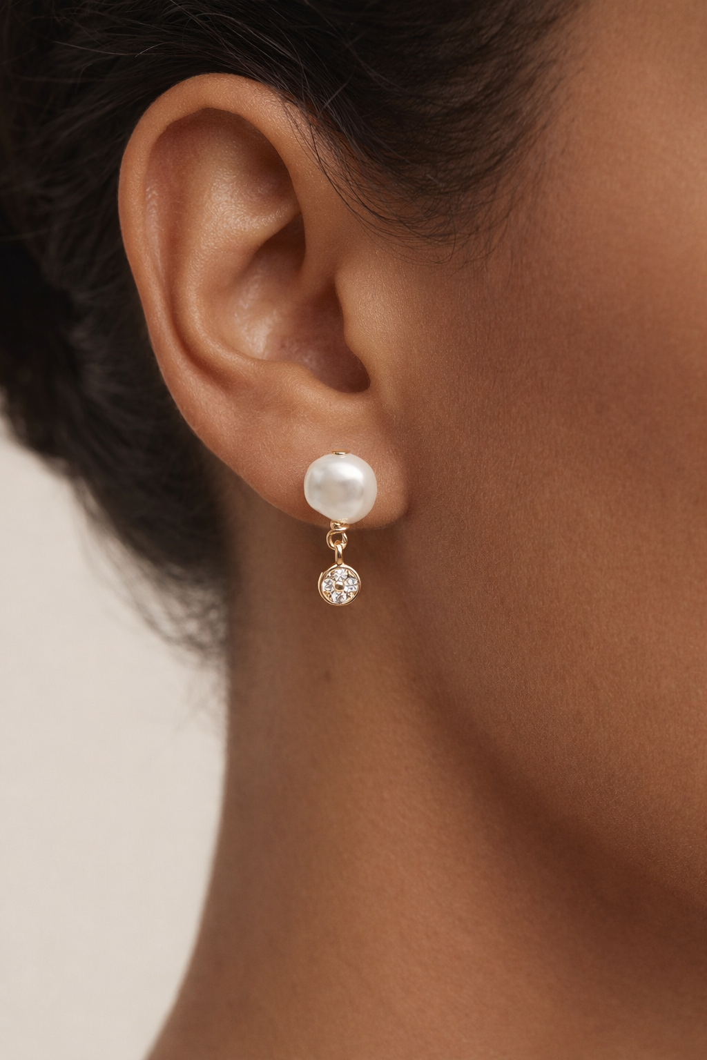 Puces d’Oreilles Carla – Élégance fine en perles de culture & or laminé 14k recyclé